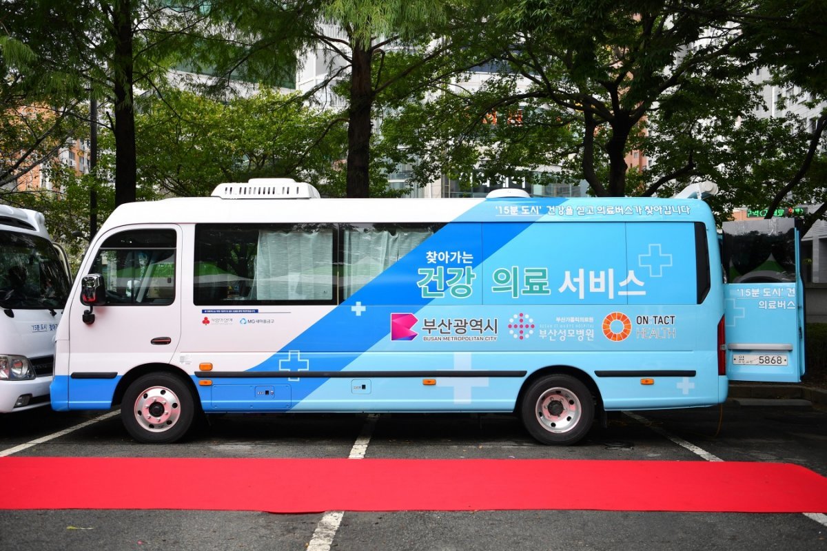 부산시가 최근 도입한 신규 의료버스. 부산시 제공