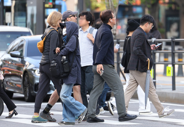 서울 광화문 세종대로 일대에서 시민이 횡단보도 신호를 기다리고 있다. 2023.10.4/뉴스1
