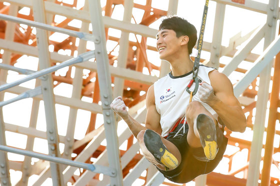 대한민국 이승범이 14일 오후 서울 서초구 잠원한강공원에서 열린 2022 국제스포츠클라이밍연맹(IFSC) ‘서울 스포츠클라이밍 아시아선수권대회’ 남자 스피드 4강전에서 결승 진출을 확정 짓고 기뻐하고 있다. 이날 이승범은 남자 스피드 결승전에서 5.91초로 1위에 올랐다. 2022.10.14/뉴스1 ⓒ News1