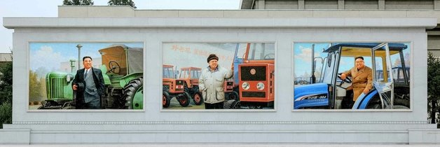 금성뜨락또르(트랙터)공장에 설치된 김일성·김정일·김정은의 모자이크 벽화. 평양 노동신문=뉴스1