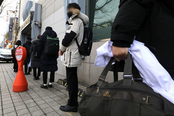 의사 국가시험 실기시험  응시생들이 서울 광진구 자양동 한국보건의료인국가시험원(국시원)에 입장하고 있다. (자료사진) 2021.1.23/뉴스1