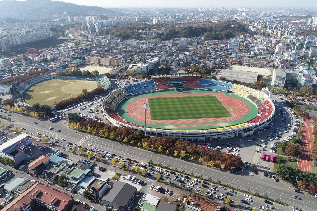 전북 전주시 덕진구 덕진동에 있는 전주종합경기장 전경. 전주시는 올해 야구장 철거를 마무리한 데 이어 내년 말까지 육상경기장을 모두 해체한 뒤 ‘마이스 복합단지 조성 사업’을 본격적으로 추진할 예정이다. 전주시 제공