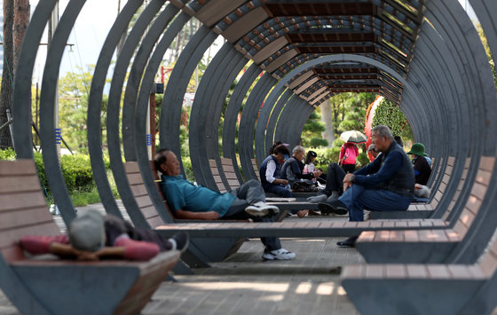 가을 늦더위가 이어진 지난달 19일 부산시민공원을 찾은 시민들이 더위를 피해 그늘에서 휴식을 취하는 모습. 2023.9.19/뉴스1