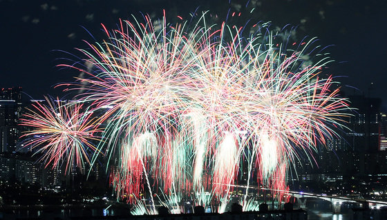 지난해 10월8일 밤 서울 여의도 한강공원 일대에서 코로나19 이후 3년 만에 열린 ‘2022 서울세계불꽃축제’에서 화려한 불꽃들이 밤 하늘을 수놓고 있다. 2022.10.8/뉴스1
