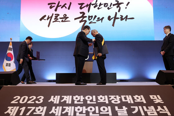 윤석열 대통령이 5일 서울 송파구 잠실 롯데호텔에서 열린 2023 세계한인회장대회 및 제17회 세계한인의 날 기념식에서 정부포상을 수여하고 있다. (대통령실 제공) 2023.10.5