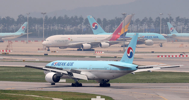 인천국제공항 전망대에서 바라본 계류장의 대한항공과 아시아나항공 여객기. 2023.7.20. 뉴스1