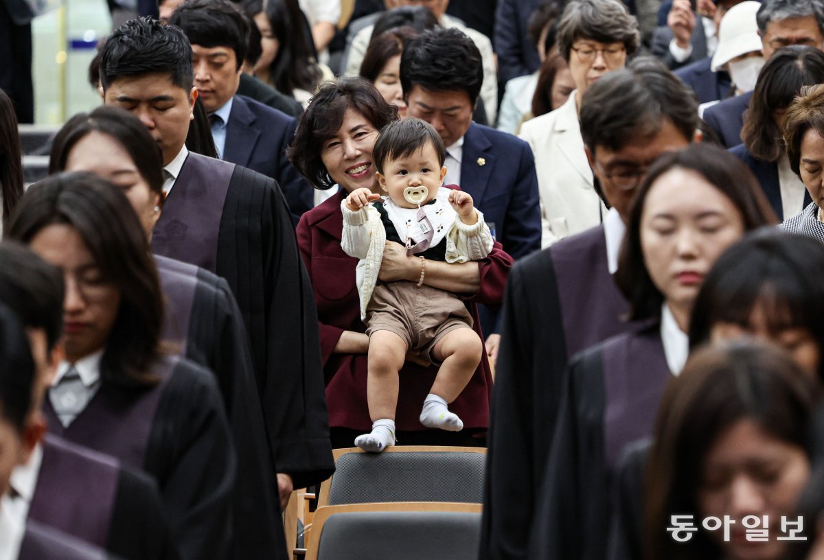 5일 오후 서울 서초구 대법원에서 열린 신임 법관 임명식에서 신임 판사의 아들 전모 군(1)이 손을 흔들고 있다. 이한결 기자 always@donga.com