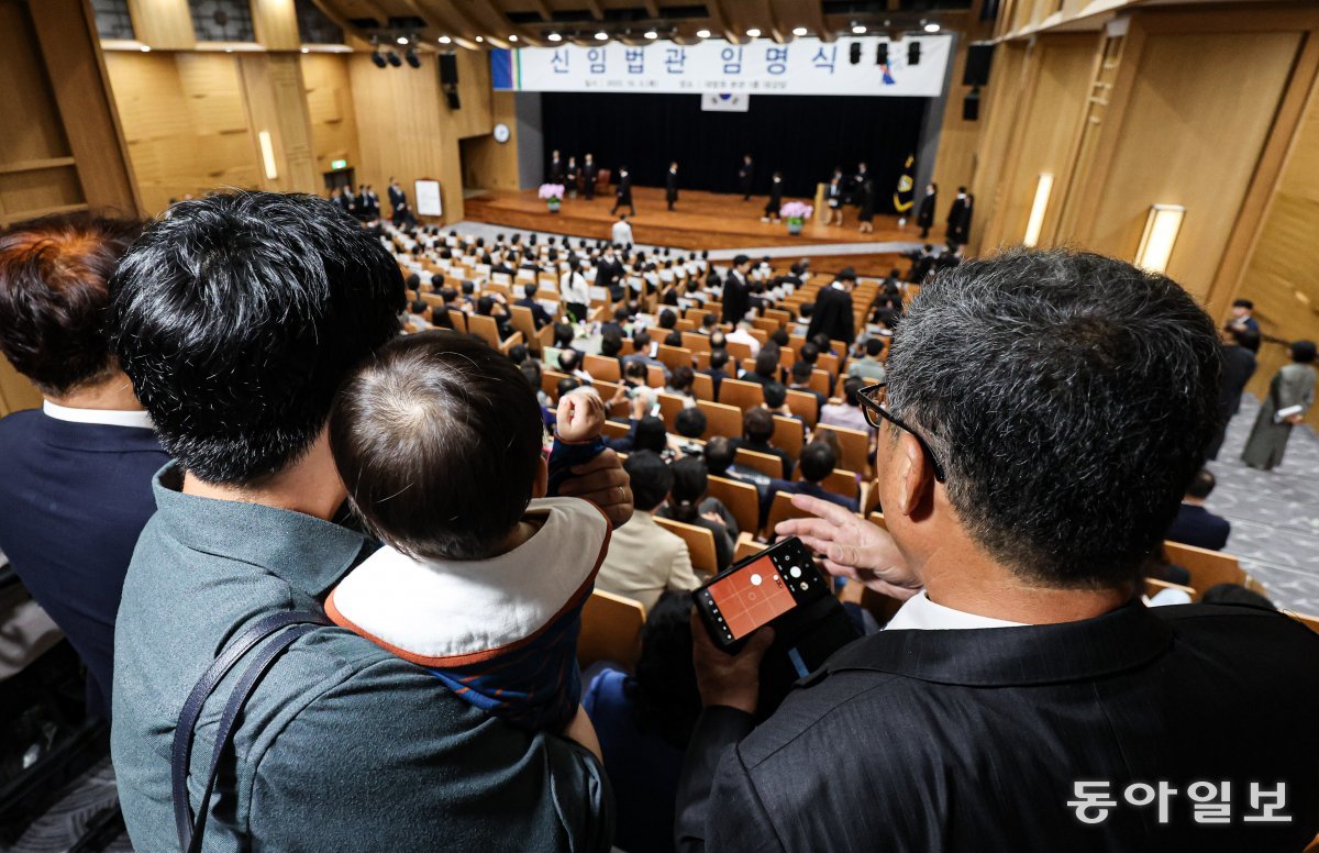 새로 임명된 판사의 아들 문모 군(2)이 “엄마”를 외치며 손을 흔들고 있다. 이한결 기자 always@donga.com