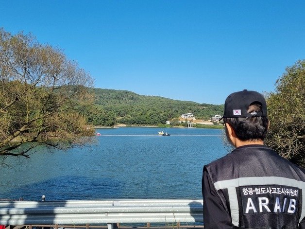 5일 오전 경기 포천시 고모리저수지에서 국토교통부 항공철도사고조사위원회 등 관계당국이 지난 3일 추락한 민간헬기 인양작업을 벌이고 있다. 지난 3일 오전 11시9분께 민간항공 소속 헬기가 이곳 저수지에서 산불 방재용 담수 테스트를 진행하던 중 추락해 60대 기장 1명이 숨졌다. 2023.10.5/뉴스1 ⓒ News1