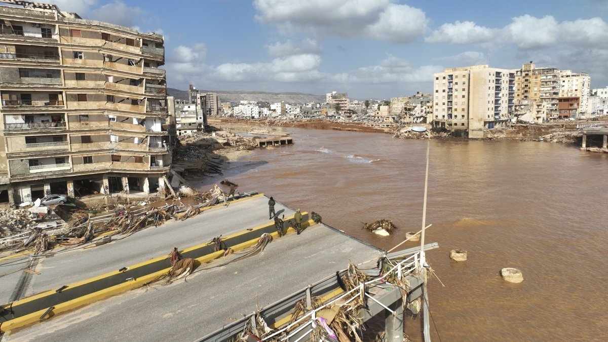 지난달 12일 홍수에 다리가 무너지는 등 큰 피해를 입은 리비아 동부 항구도시 데르나시의 모습. AP 뉴시스