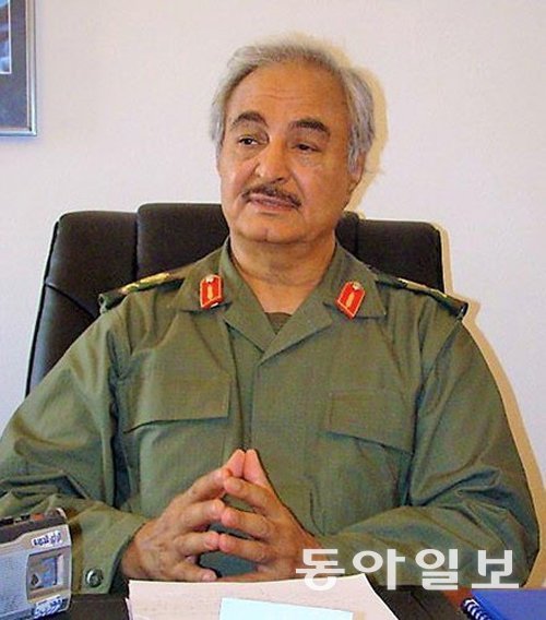 홍수 피해를 입은 리비아 데르나시를 점령하고 있는 리비아국가군사회의 칼리파 하프타르 장군. 동아일보DB