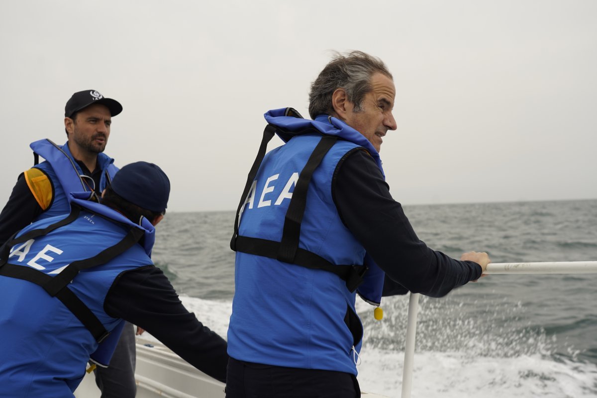 올 7월 일본 후쿠시마현 제1원자력발전소를 방문해 해안을 둘러보는 라파엘 그로시 IAEA 총장. IAEA 제공
