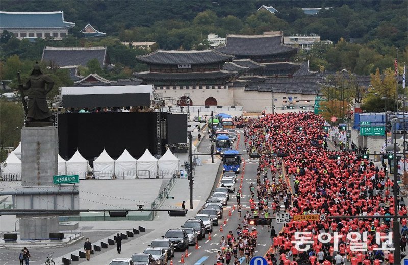 청와대 향해 달리는 서울달리기 참가자들 2022년 서울달리기 참가자들이 서울 광화문 앞 세종대로를 달리고 있다. 서울달리기는 지난해부터 코스 일부가 광화문광장을 거쳐 
경복궁 돌담길, 청와대 앞길을 돌아 다시 광화문광장으로 나오는 것으로 바뀌어 마스터스 마라토너들의 사랑을 받고 있다. 서울 도심의
 활력, 대한민국의 역사와 전통을 동시에 느끼며 달릴 수 있어 특히 젊은 여성들이 선호하는 대회로 거듭나고 있다. 동아일보 DB