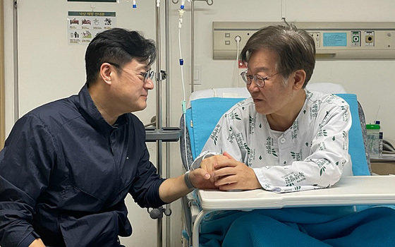 이재명 대표가 녹색병원에서 홍익표 원내대표와 면담하고 있다. (더불어민주당 제공) 2023.9.28