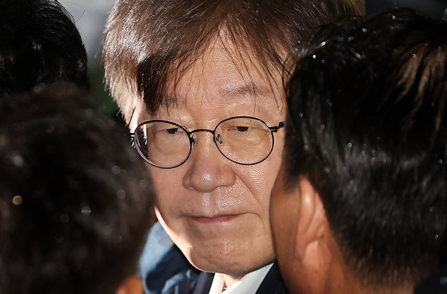 백현동 개발 특혜와 쌍방울 대북 송금 의혹을 받는 이재명 대표가 구속영장이 기각된 후 서울구치소를 나서고 있다.2023.9.27/뉴스1