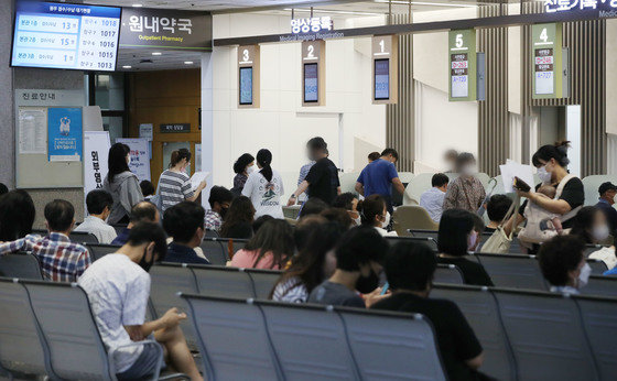 병원을 찾은 환자들이 진료 대기를 하고 있다. 뉴스1