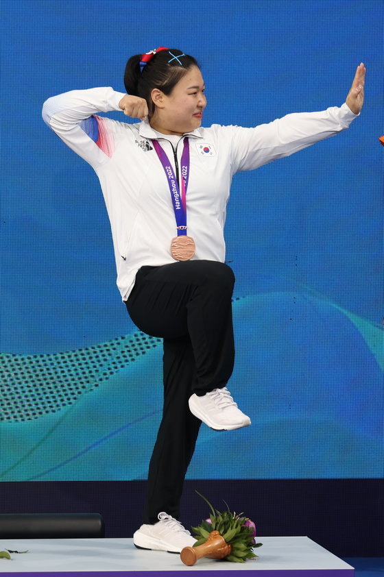 김수현이 5일 중국 항저우 샤오산 스포츠센터에서 열린 2022 항저우 아시안게임 여자 역도 76kg급 시상식에서 동메달을 목에 걸고 세리머니를 하고 있다. 김수현은 이날 인상 105㎏, 용상 138㎏을 들어올려 합계 243㎏으로 최종 3위를 기록했다. 2023.10.5/뉴스1 ⓒ News1