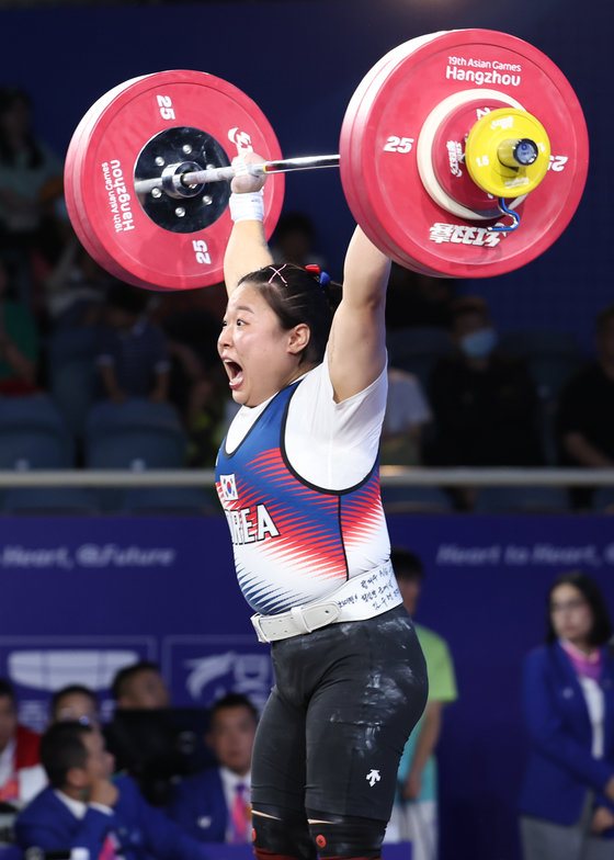 5일 오후 중국 항저우 샤오산 스포츠센터에서 열린 2022 항저우 아시안게임 여자 역도 76kg급 그룹 A 경기에서 대한민국 김수현이 용상 3차 시기 138kg의 바벨을 들어올린 뒤 환호하고 있다. 2023.10.5/뉴스1 ⓒ News1