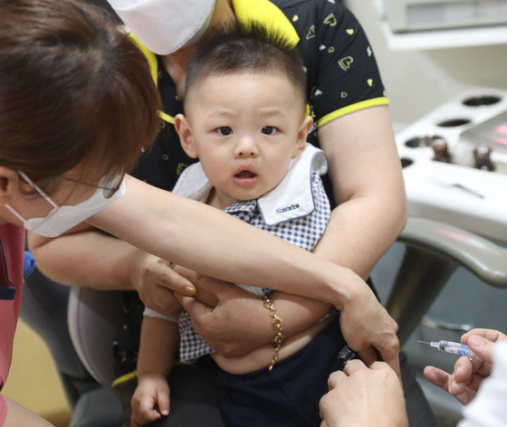 경기 수원시의 한 소아·청소년과 의원에서 아이가 독감 예방접종을 하고 있다. 뉴스1
