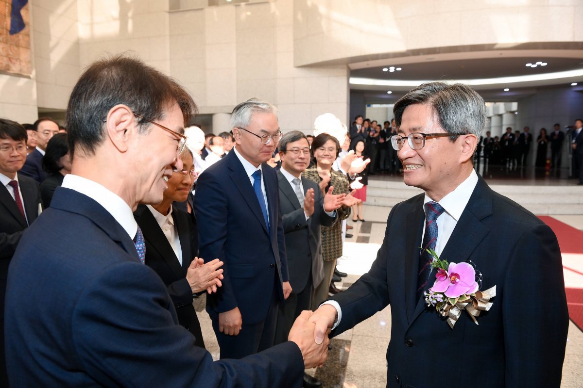 지난달 22일 퇴임한 김명수 전 대법원장(오른쪽)이 퇴임식에서 대법원 관계자들과 인사를 하고 있다. 대법원 제공