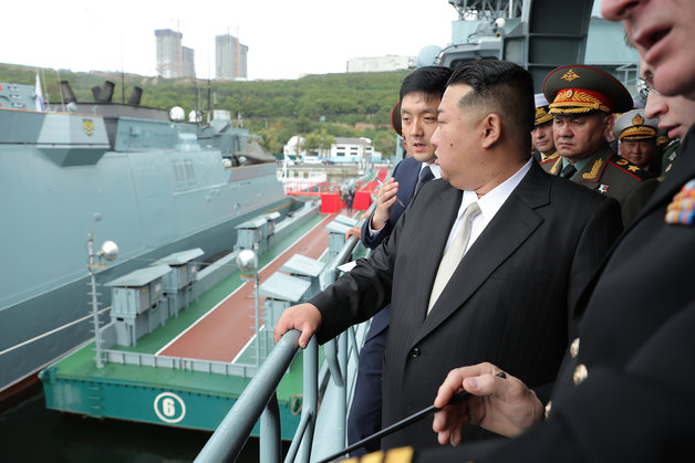 러시아 블라디보스토크 인근 해군 기지를 방문한 김정은 노동당 총비서. (평양 노동신문=뉴스1)