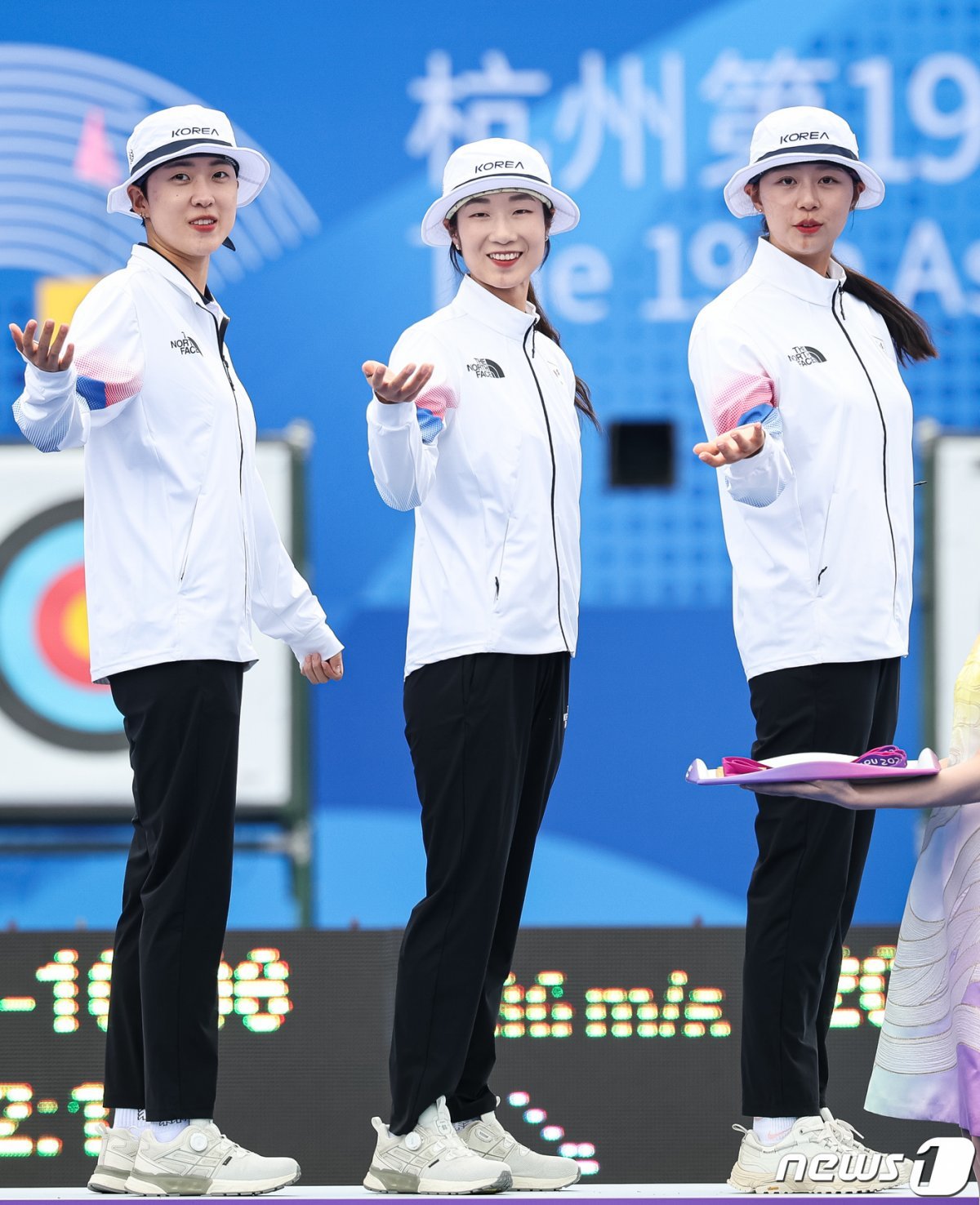 안산(왼쪽부터), 최미선 임시현이 6일 중국 항저우 푸양 인후 스포츠센터 양궁장에서 열린 2022 항저우 아시안게임 양궁 리커브 여자 단체전 시상식에서 세리머니를 하고 있다. 2023.10.6 뉴스1