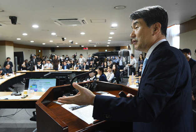 이주호 사회부총리 겸 교육부 장관이 5일 오후 세종시 정부세종청사에서 열린 ‘함께 학교’를 위한 교육 3주체(교원, 학생, 학부모)간담회에 참석해 발언하고 있다.2023.10.5. 뉴스1