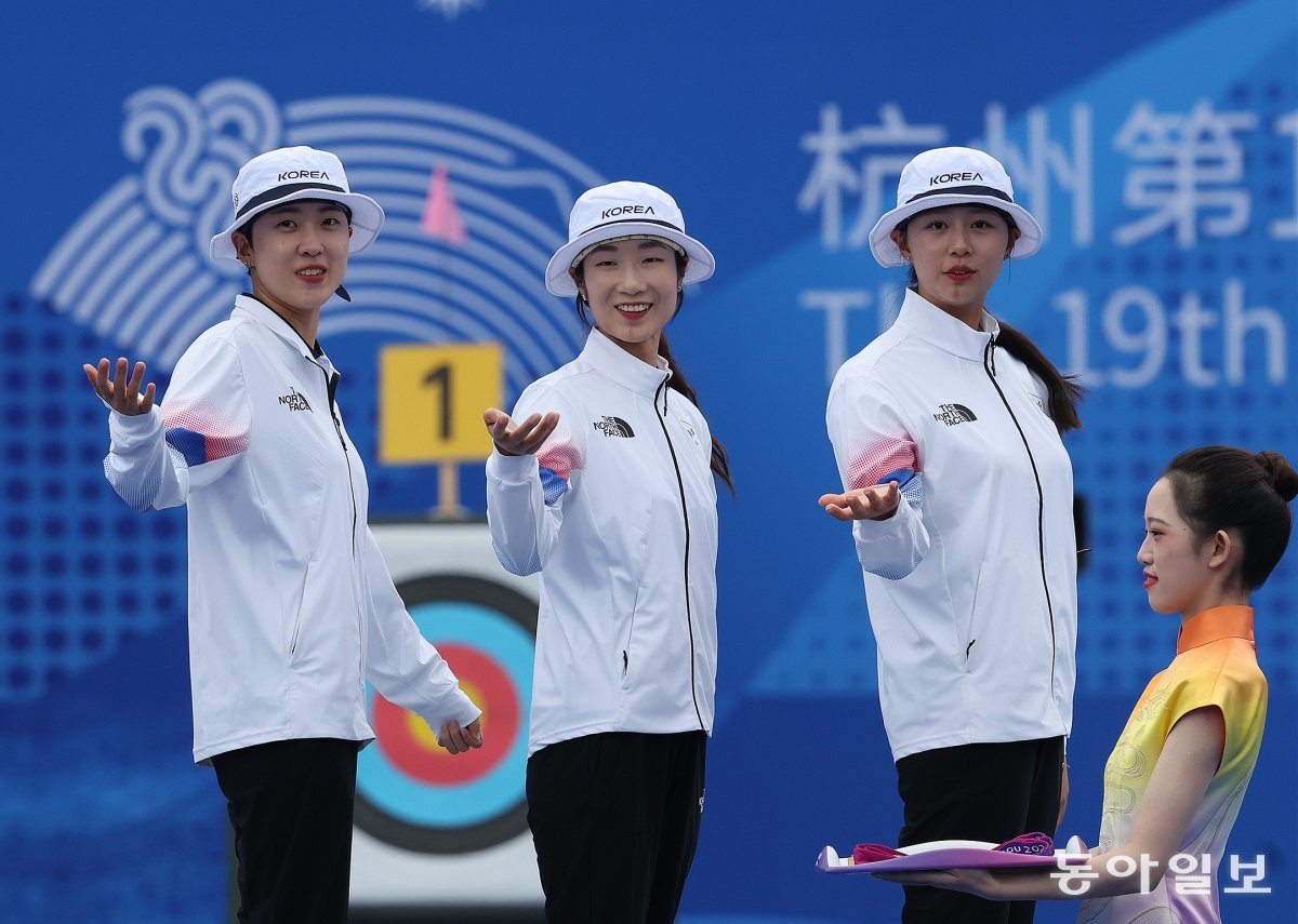 6일 중국 항저우 푸양 인후 스포츠센터에서 열린 2022 항저우 아시안게임 양궁 리커브 여자 단체 결승에서 한국이 중국을 꺾고 금메달을 차지했다. 시상식장에서 세레머니를 하고있다. 김재명 기자 base@donga.com