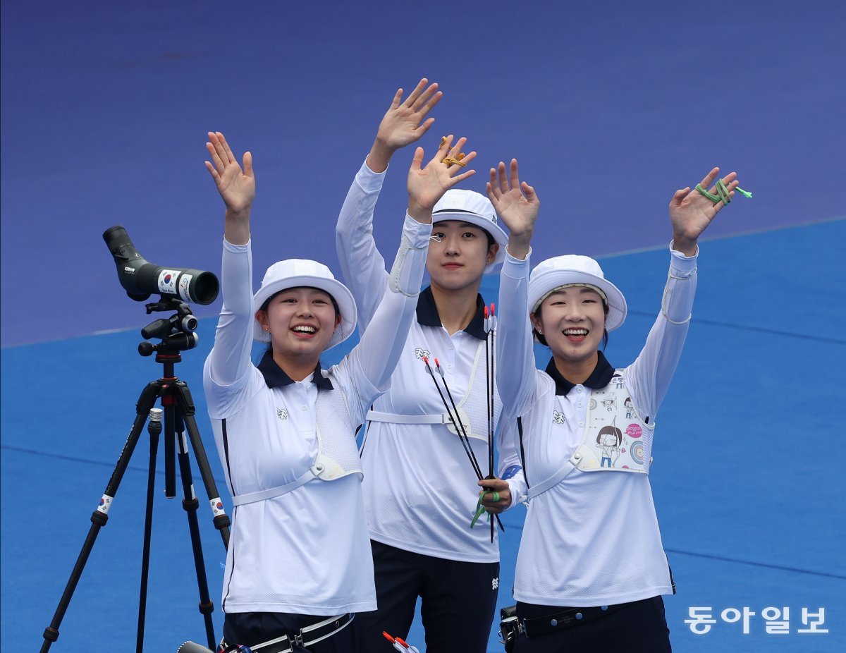 6일 중국 항저우 푸양 인후 스포츠센터에서 열린 2022 항저우 아시안게임 양궁 리커브 여자 단체 결승에서 한국이 중국을 꺾고 금메달을 차지했다. 선수들이 손을 흔들고 있다. 김재명 기자 base@donga.com