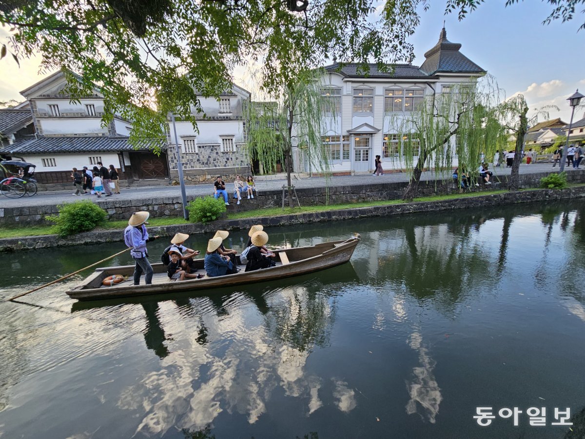 일본 오카야마현 구라시키의 시내 중심가에는 작은 개울이 흐른다. 수양버들 가지가 늘어진 아치형 다리 위에서는 관광객들이 나룻배를 향해 손을 흔들어준다.17세기 그림 속 에도시대 모습이 그대로 살아난 듯한 풍경이다.