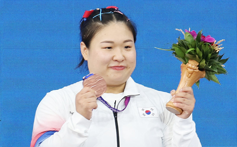 김수현이 5일 중국 항저우 샤오산 스포츠센터에서 열린 2022 항저우 아시안게임 여자 역도 76kg급 시상식에서 동메달을 목에 걸고 기념촬영을 하고 있다. ⓒ News1