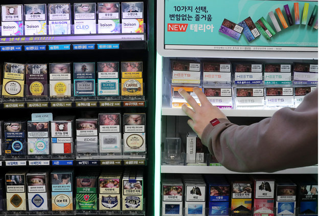 1일 오전 서울 시내 한 편의점에 담배가 진열되어 있다. 2023.2.1. 뉴스1