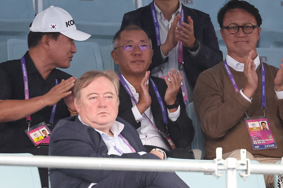 정의선 현대자동차그룹 회장이 6일 중국 항저우 푸양 인후 스포츠센터 양궁장에서 열린 2022 항저우 아시안게임 양궁 리커브 남자 단체전 4강에서 대한민국과 인도네시아와 경기를 관람하고 있다. 오진혁, 이우석, 김제덕으로 구성된 양궁 리커브 남자 대표팀은 이날 준결승에서 인도네시아에 세트 코어 6-0으로 승리, 결승에 진출했다. 2023.10.6/뉴스1 ⓒ News1
