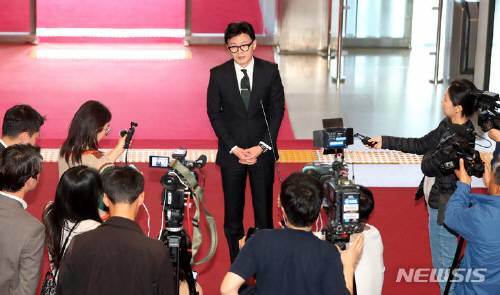 한동훈 법무부 장관이 6일 오후 서울 여의도 국회에서 본회의 출석 전 취재진의 질문에 답변하고 있다. 뉴시스