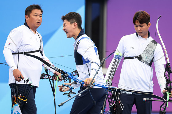 김제덕이 6일 중국 항저우 푸양 인후 스포츠센터 양궁장에서 열린 2022 항저우 아시안게임 양궁 리커브 남자 단체전 4강 인도네시아와의 경기에서 포효하고 있다. 왼쪽부터 오진혁, 김제덕, 이우석. 양궁 리커브 남자 대표팀은 이날 준결승에서 인도네시아에 세트 코어 6-0으로 승리, 결승에 진출했다. 2023.10.6. 뉴스1