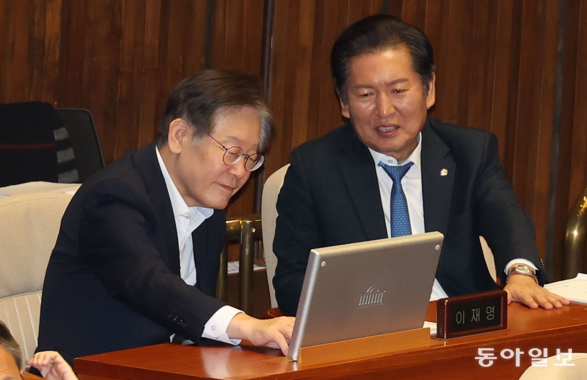 6일 국회에 복귀한 더불어민주당 이재명 대표가 정청래 최고위원과 대화하고 있다. 박형기 기자 oneshot@donga.com