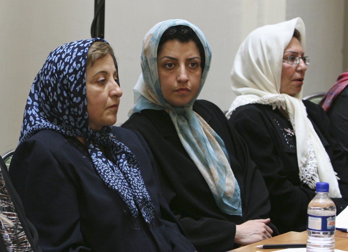 이란 내 여성 탄압에 맞서 싸운 공로로 올해 노벨평화상을 수상한 이란 인권운동가 나르게스 모하마디(가운데)가 이슬람 여성 최초로 
노벨평화상을 수상했던 인권변호사 시린 에바디(왼쪽)와 함께 2007년 테헤란에서 열린 여성 인권 관련 회의에 참석했다. 
테헤란=AP 뉴시스