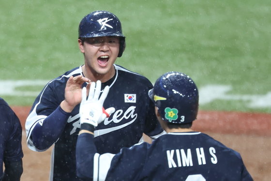 야구대표팀 김형준이 2회초 상대 폭투로 홈을 밟은 뒤 기뻐하고 있다. ⓒ News1