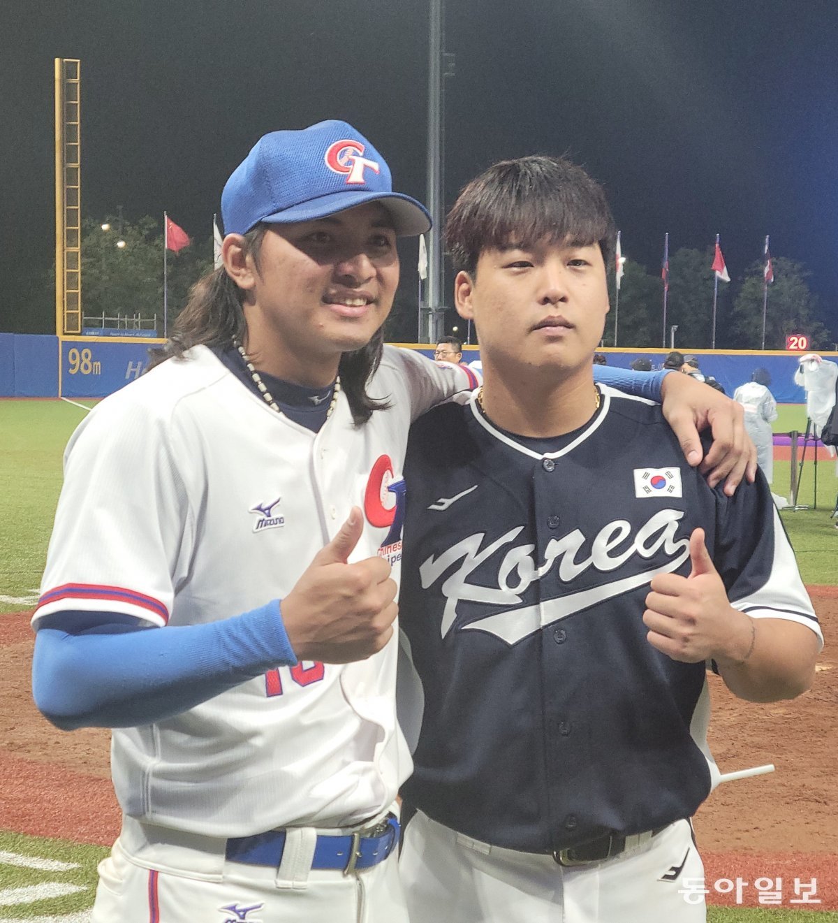 절친한 사이인 한국의 강백호(오른쪽)와 대만의 류즈룽이 7일 중국 사오싱 야구·소프트볼 스포츠센터에서 열린 항저우 아시안게임 결승이 끝난 후 만나 기념 사진을 찍고 있다. 사오싱=강동웅 기자 leper@donga.com