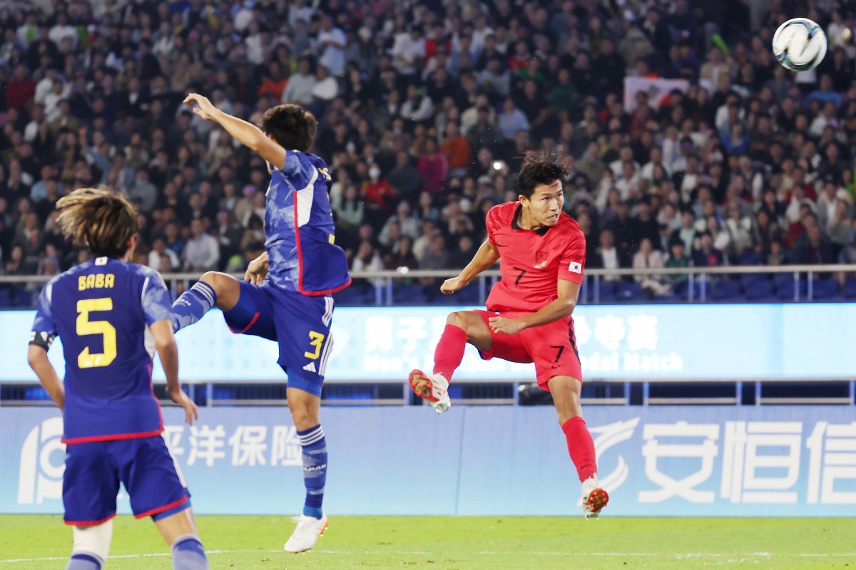 정우영(오른쪽) 7일 중국 항저우 황룽 스포츠센터에서 열린 일본과의 아시안게임 남자축구 결승전에서 0-1로 뒤지던 전반 27분 헤더로 동점 골을 넣고 있다. 항저우=뉴스1