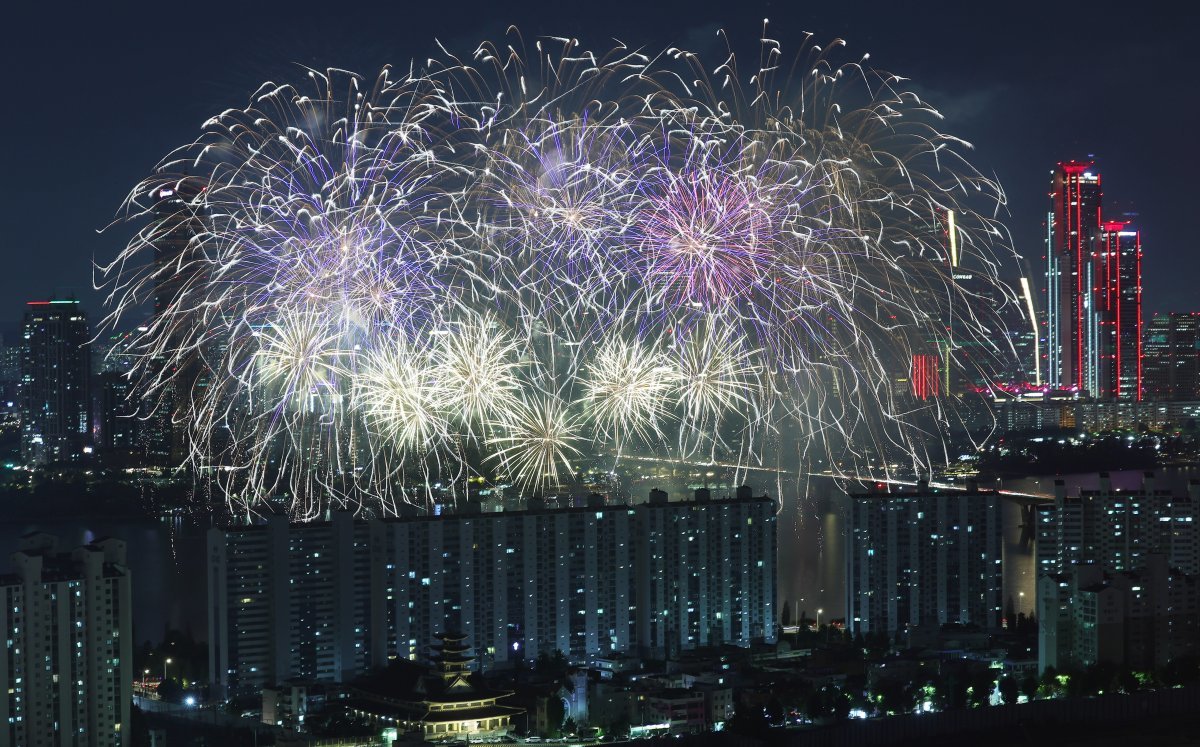 7일 밤 서울 영등포구 여의도 한강공원 일대에서 열린 ‘2023 서울세계불꽃축제’에서 화려한 불꽃들이 밤하늘을 수놓고 있다. 뉴스1