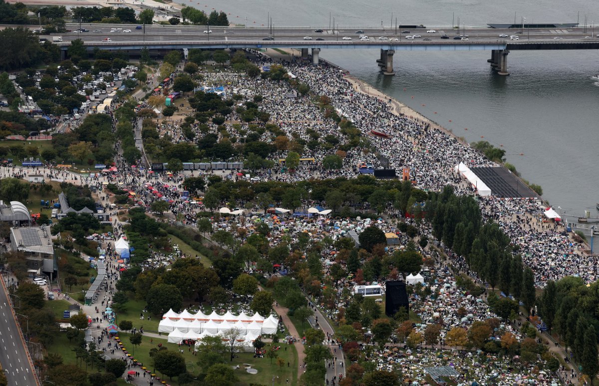 7일 오후 서울 영등포구 여의도한강공원 일대가 서울세계불꽃축제를 보기 위해 몰려든 관람객들로 붐비고 있다. 뉴시스