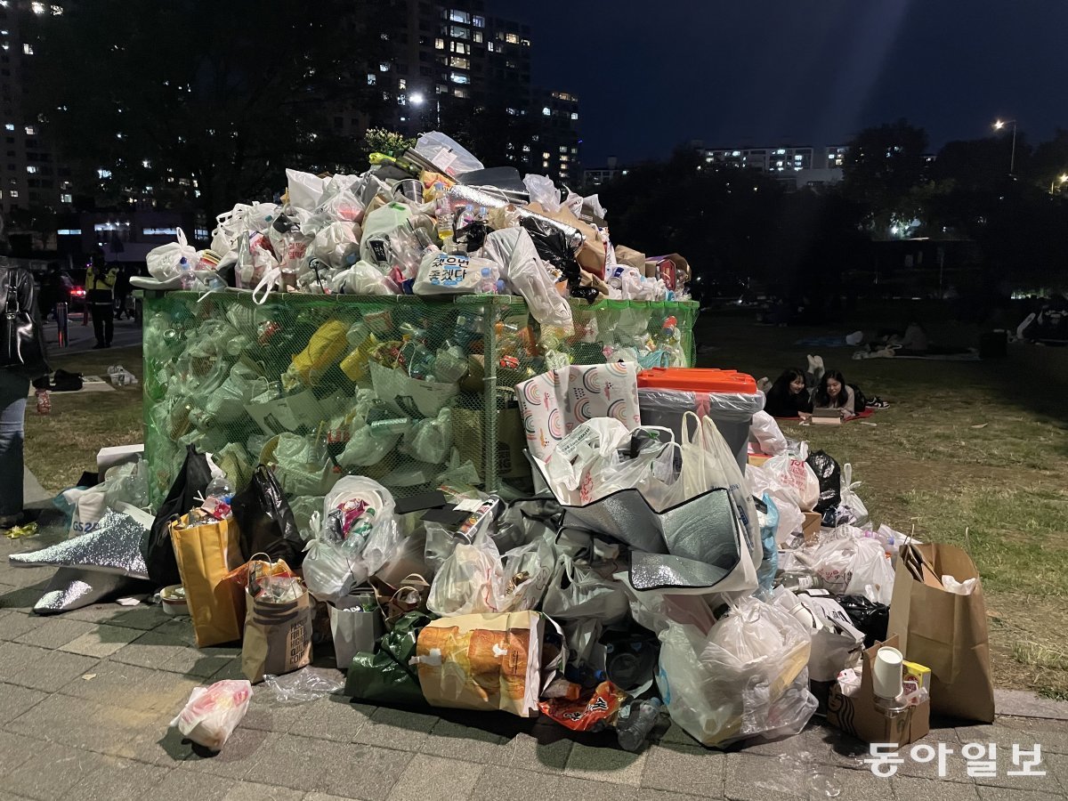 서울세계불꽃축제가 끝난 뒤 여의도 공원 곳곳에는 대형 쓰레기통에  성인 키만 한 ‘쓰레기 산’이 만들어졌다. 음식물과 분리수거되지 않은 쓰레기들이 뒤섞여 심한 악취를 풍겼다. 최유리 인턴기자 경인교대 초등교육과 수료