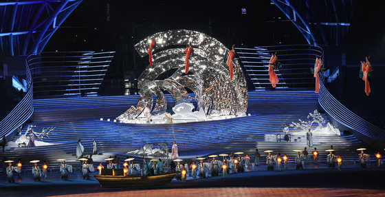 지난달 23일 오후 중국 항저우 올림픽 스포츠센터 스타디움에서 열린 ‘2022 제19회 항저우 아시안게임’ 개회식에서 개막공연이 펼쳐지고 있다. ⓒ News1