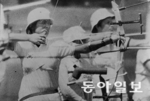 안경쓴 고교생 서향순이 1984년 LA 올림픽에서 활시위를 당기고 있다.   동아일보 DB