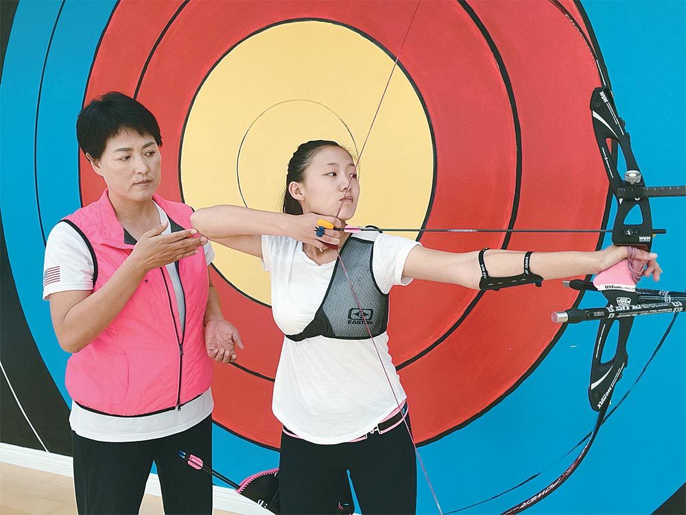 서향순이 자신이 운영하는 HSS스포츠아카데미에서 수강생의 자세를 바로잡아 주고 있다. HSS스포츠아카데미 홈페이지