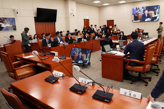 6일 오전 서울 여의도 국회에서 열린 김행 여성가족부 장관 후보자 인사청문회에 김 후보자 자리가 비어 있다. 국민의힘은 이날 야당 주도로 하루 더 연장한 인사청문회에 후보자와 의원들은 참석하지 않겠다고 밝혔다. 2023.10.6 뉴스1