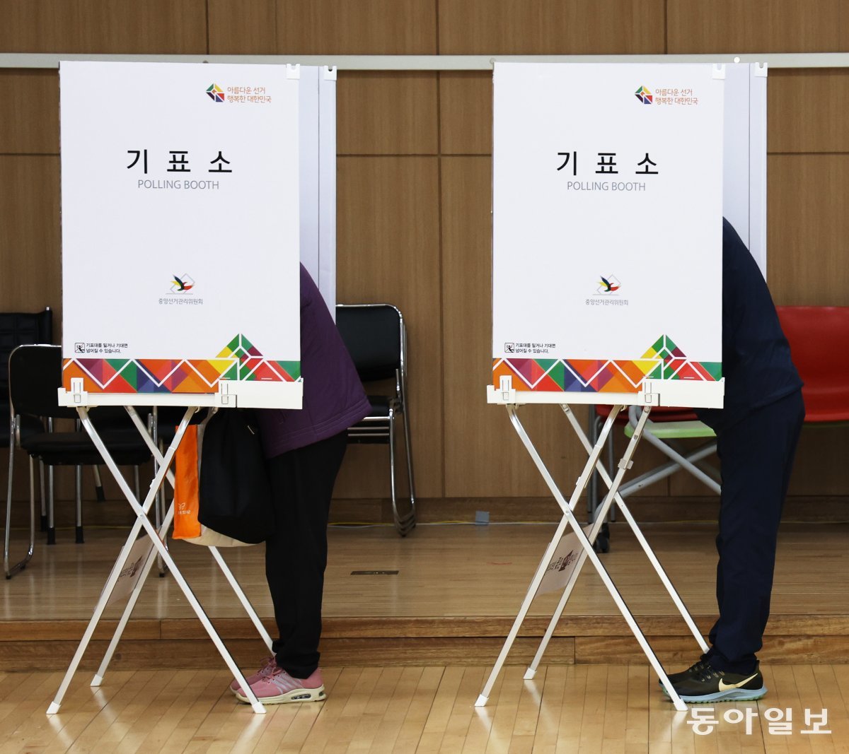 서울 강서구청장 보궐선거 사전투표가 시작된 6일 오전 방화1동 주민센터에 마련된 투표소에서 유권자들이 투표하고 있다. 양회성 기자 yohan@donga.com