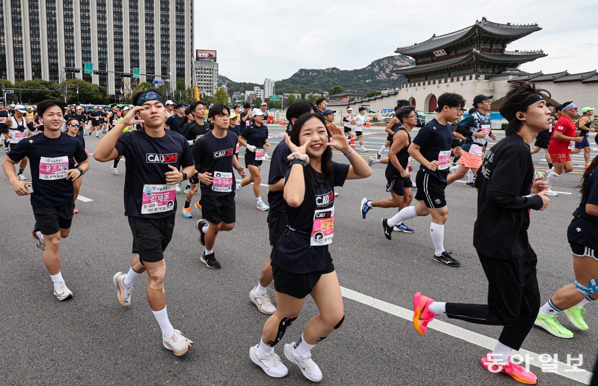 2023 서울달리기 참가자들이 8일 서울 종로구 광화문 앞을 달리고 있다. 이한결 기자 always@donga.com