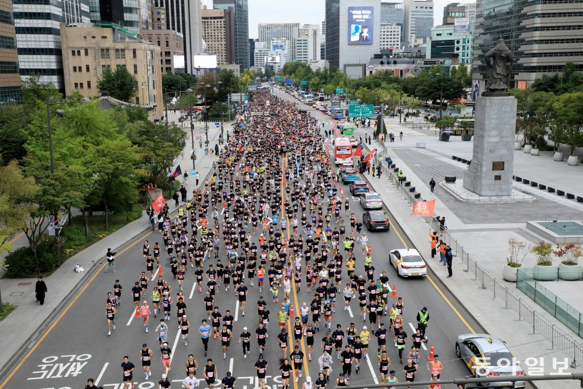 2023 서울달리기 대회에  참가한 마스터스 마라토너들이 8일 오전 8시 출발지인 세종대로를 출발해 광화문광장을 지나고 있다. 전영한 기자 scoopjyh@donga.com